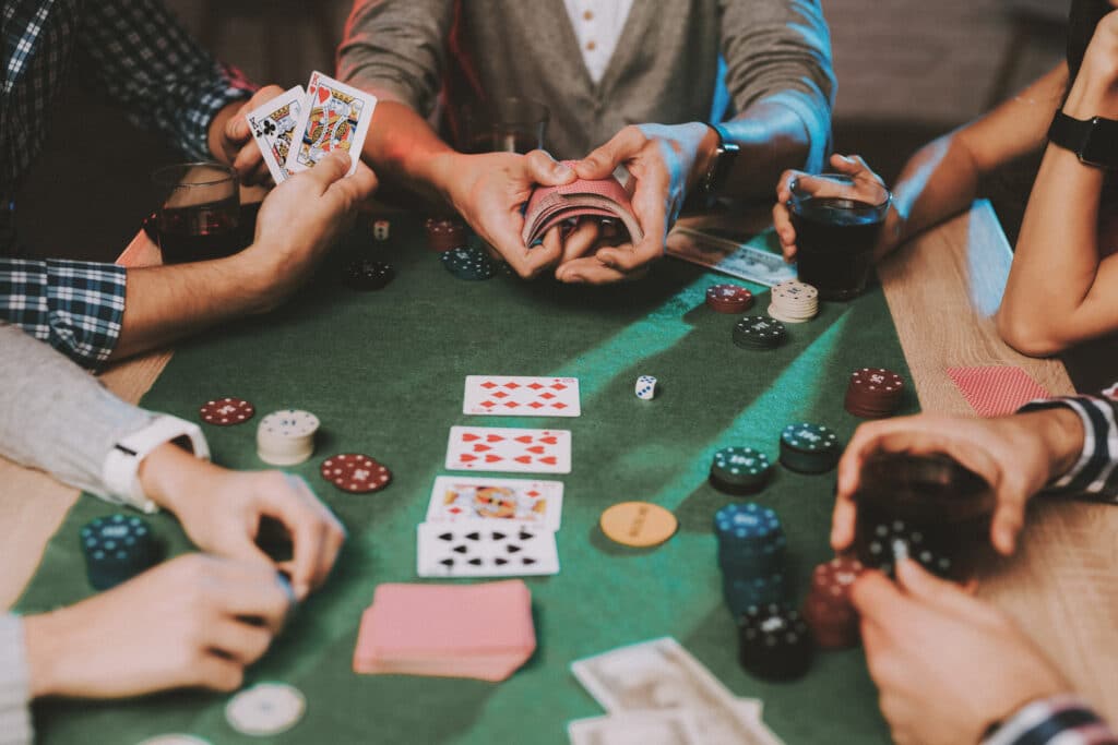 Pourquoi faire une soirée poker avec des amis  ?