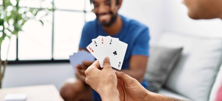 Comment organiser une soirée poker entre amis réussie ?
