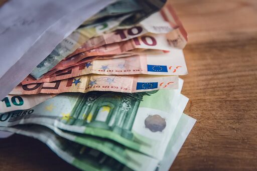 collection de billets en euros sur une surface en bois