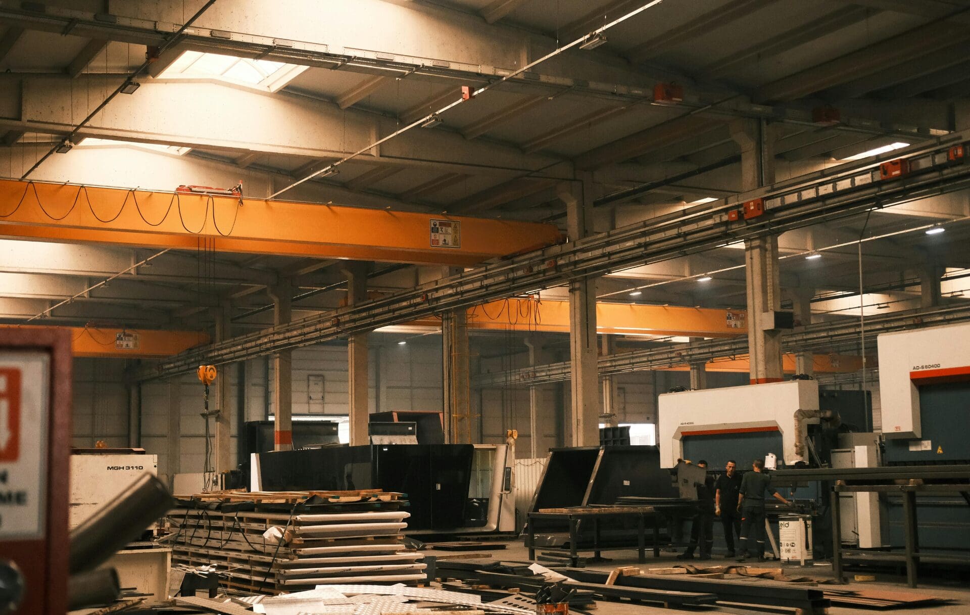 Pont roulant industriel déplaçant une charge dans un atelier de production