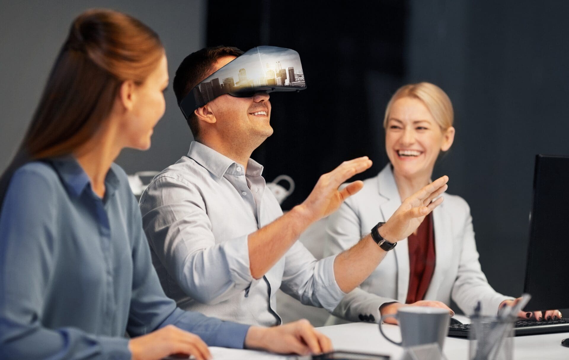 Collaborateurs testant un casque de réalité virtuelle lors d'un événement d'entreprise