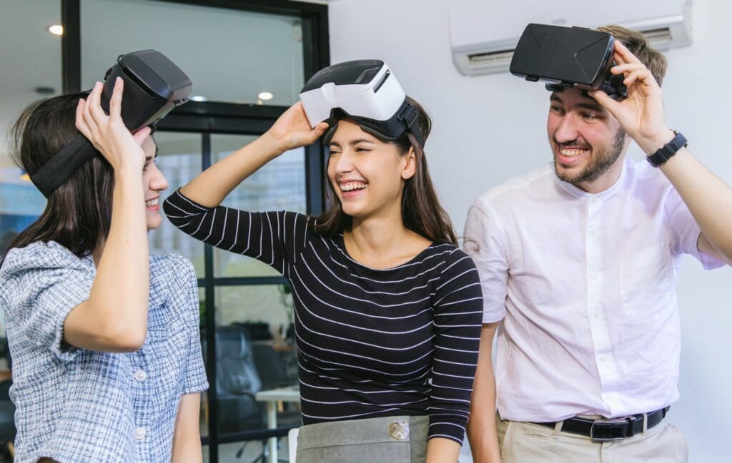 Collaborateurs testant un casque de réalité virtuelle lors d'un afterwork