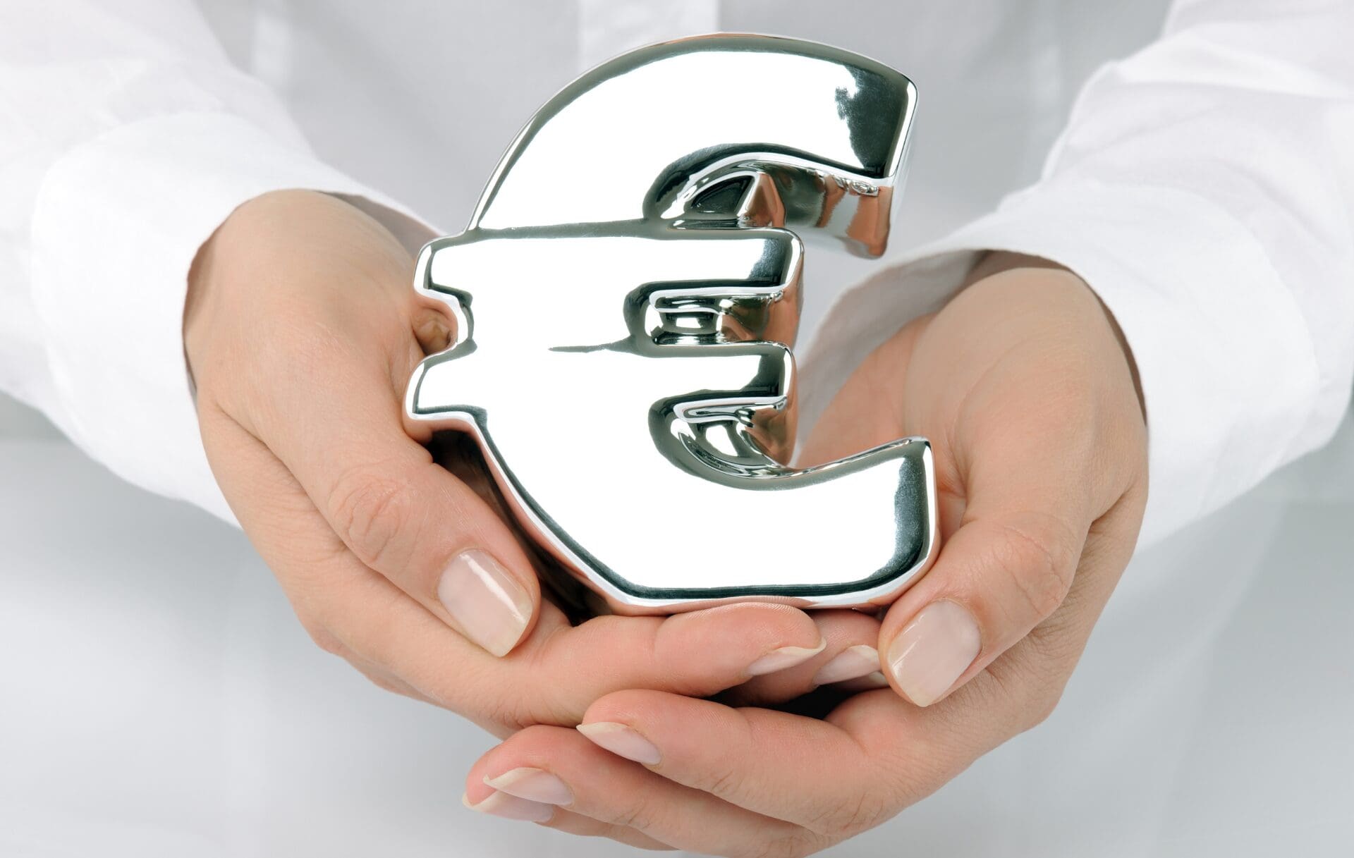tirelire euro dans les mains