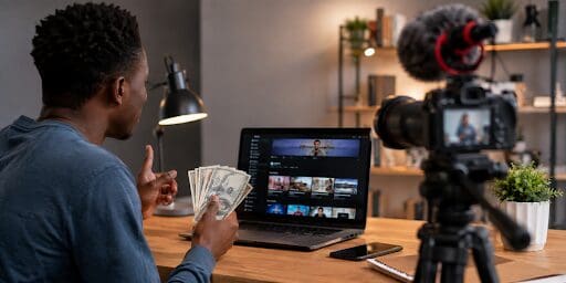 Créateur de contenu filme une vidéo devant son ordinateur dans un studio à domicile