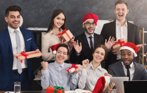 Salariés découvrant des cadeaux de Noël emballés lors d'une distribution organisée par le comité social et économique