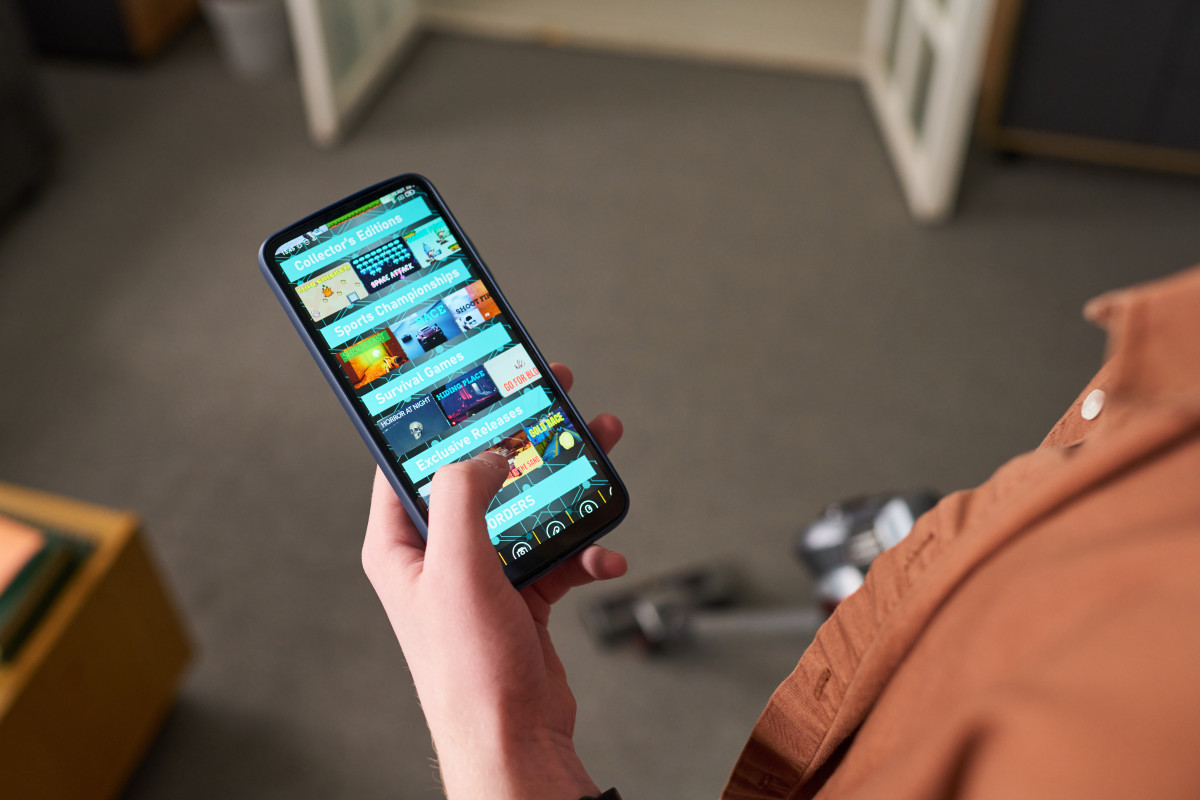 Personne qui scroll sur smartphone