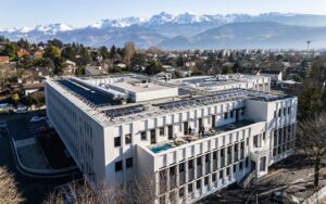 Façade d'une agence Banque Populaire dans les Alpes