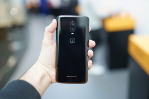 Smartphone OnePlus Nord posé sur une table, écran allumé