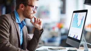 Tableau de bord de monitoring site web affichant la disponibilité et le temps de réponse