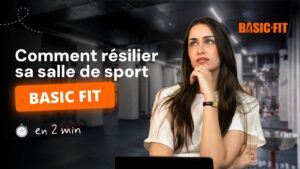 Personne consultant la résiliation de son abonnement de salle de sport sur son téléphone