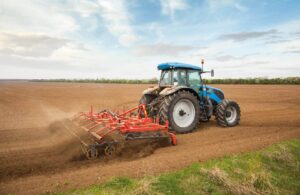 Tracteur agricole stationné dans une cour de ferme, engin détenu par un particulier