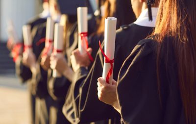 Étudiants en école de commerce lors d'une cérémonie de remise de diplôme
