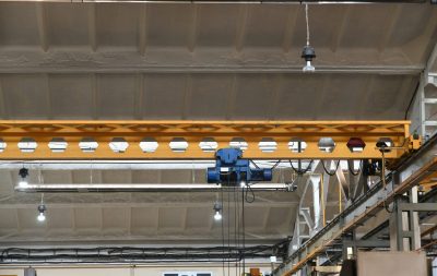 Pont roulant industriel déplaçant une charge dans un atelier de production