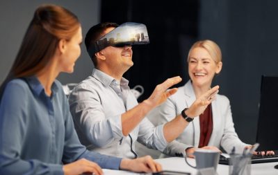 Collaborateurs testant un casque de réalité virtuelle lors d'un événement d'entreprise