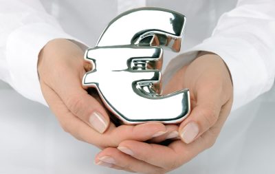 tirelire euro dans les mains