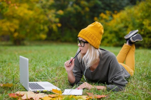 outdoors-business-university-laptop-laptop-computer-computer-student-college-blogger-business-woman_t20_GJNzQ6.jpg
