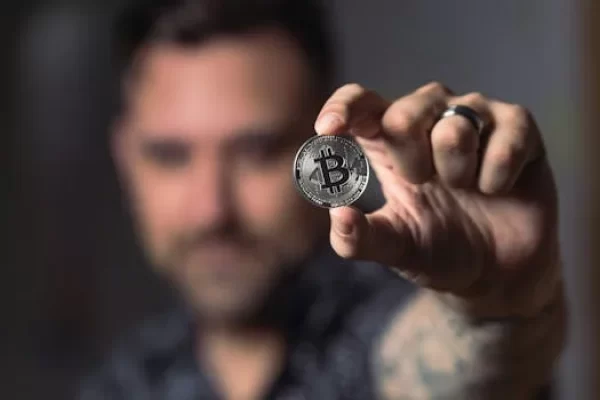 bitcoin main homme