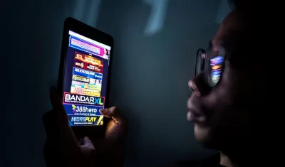 Joueur utilisant un casino en ligne sur son smartphone