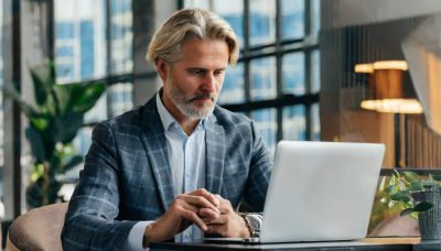 Entrepreneur consultant une plateforme de services Mediadi Business sur son ordinateur