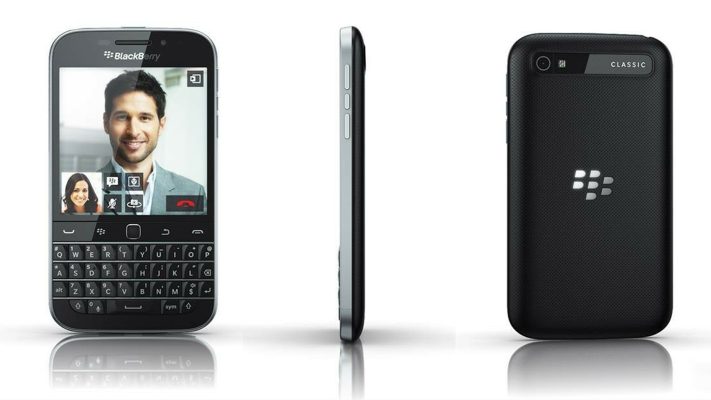 Smartphone BlackBerry avec clavier physique et écran allumé