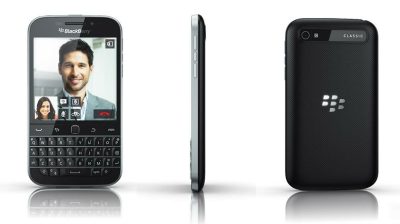 Smartphone BlackBerry avec clavier physique et écran allumé