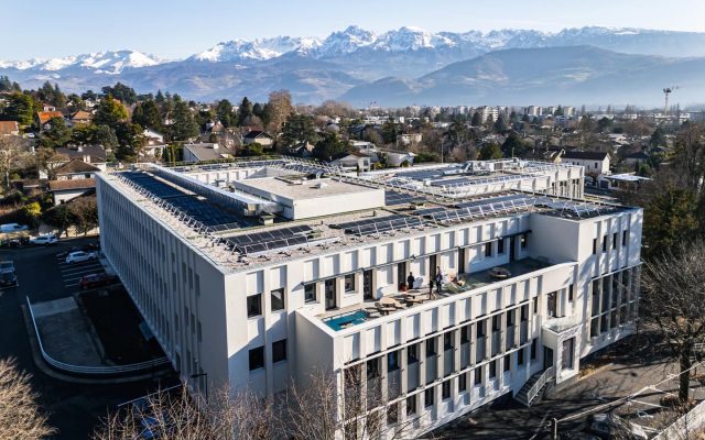 Façade d'une agence Banque Populaire dans les Alpes