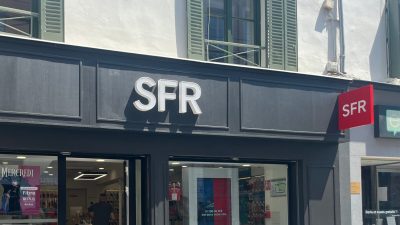 Abonné SFR consultant son contrat mobile sur un smartphone