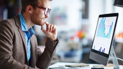 Tableau de bord de monitoring site web affichant la disponibilité et le temps de réponse