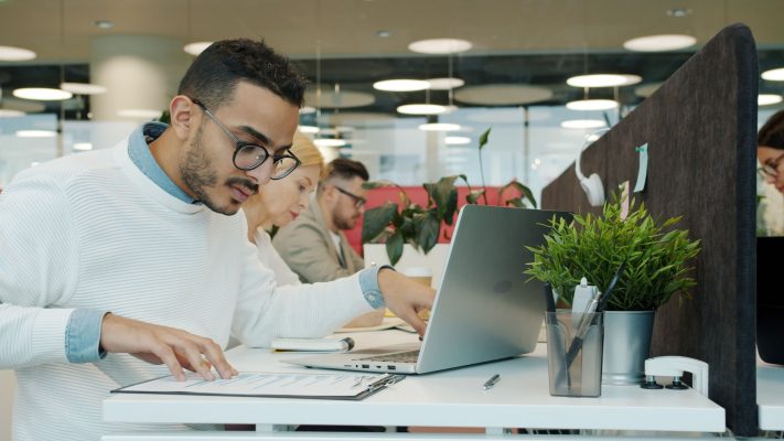 Logo LVMH illustrant le portail interne LVMHappening des collaborateurs du groupe