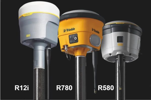 Matériel de topographie Trimble et logiciel de terrain utilisés sur un chantier