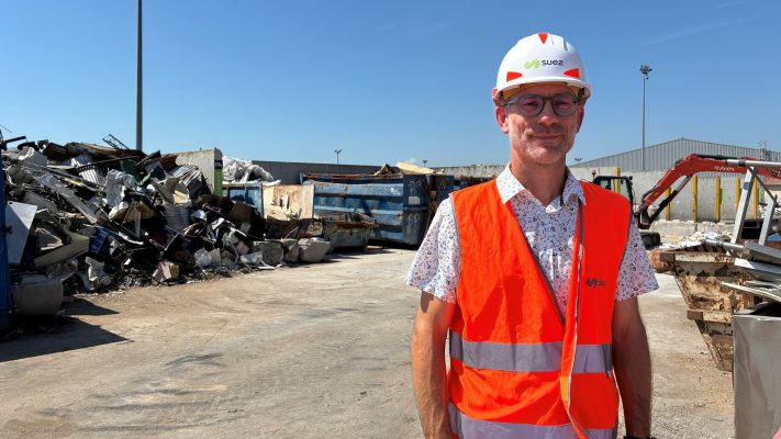 Centre de tri SUEZ Recyclage et Valorisation avec bennes de déchets triés