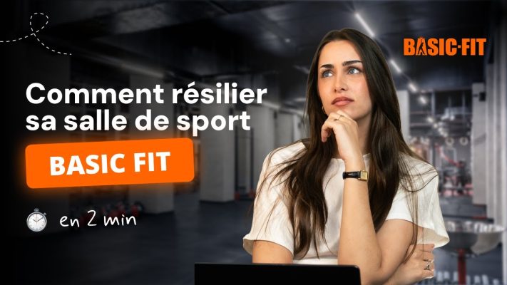 Personne consultant la résiliation de son abonnement de salle de sport sur son téléphone