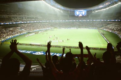 une foule de gens à un match de football