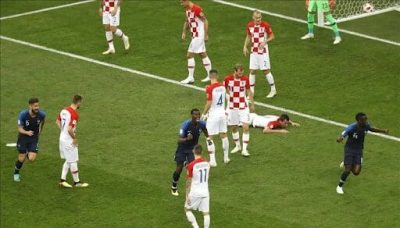 terrain de foot et joueurs